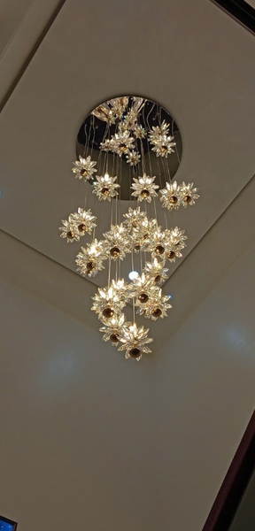 Bộ đèn chùm thông tầng bông tuyết pha lê mâm tròn inox gương trắng 8K, 50 đèn tích hợp led thả tự do TH549, 12 mắt COB cao cấp D40. D800*H7500mm